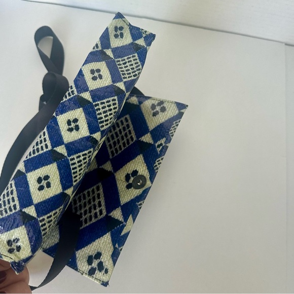 Vintage Blue Q Recycled Crossbody Medium Shoulder Bag Purse 2013 9 x 6 x 2” - Picture 11 of 11